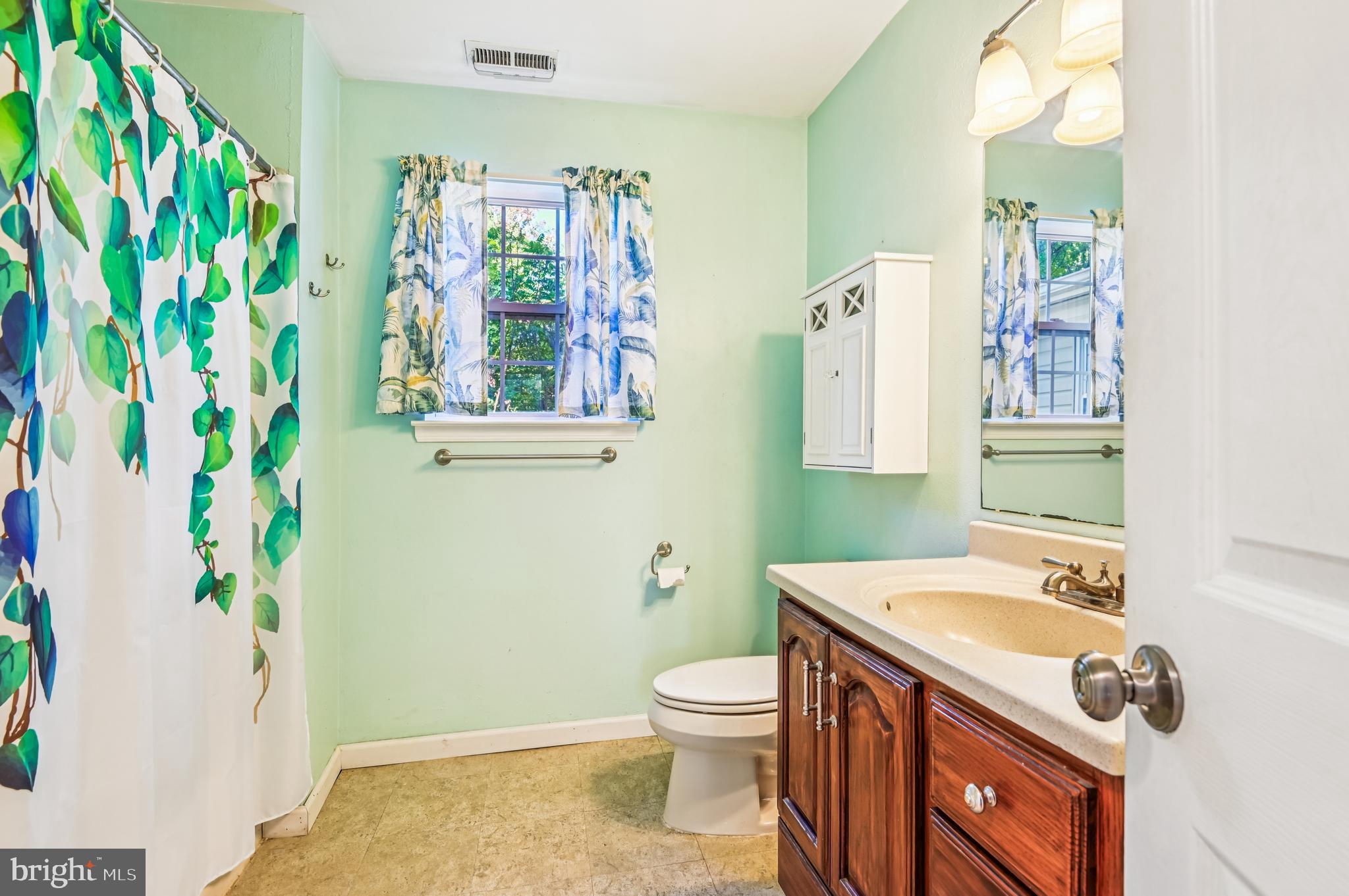 575 6th Street Pasadena, MD 21122 - Photo 23 of 38 Main level full bath with tub/shower combo