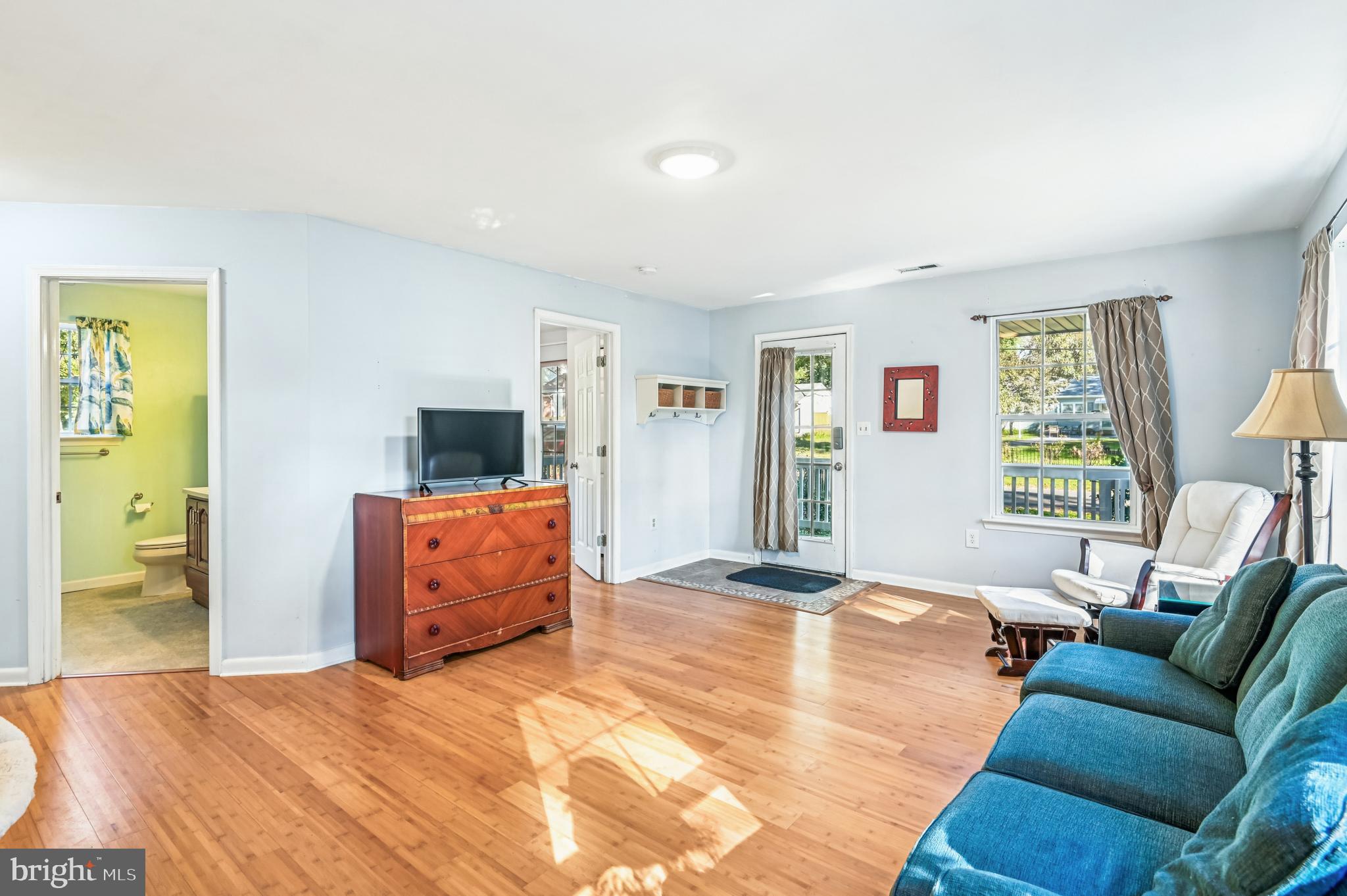 575 6th Street Pasadena, MD 21122 - Photo 3 of 38 Entry to a spacious living room