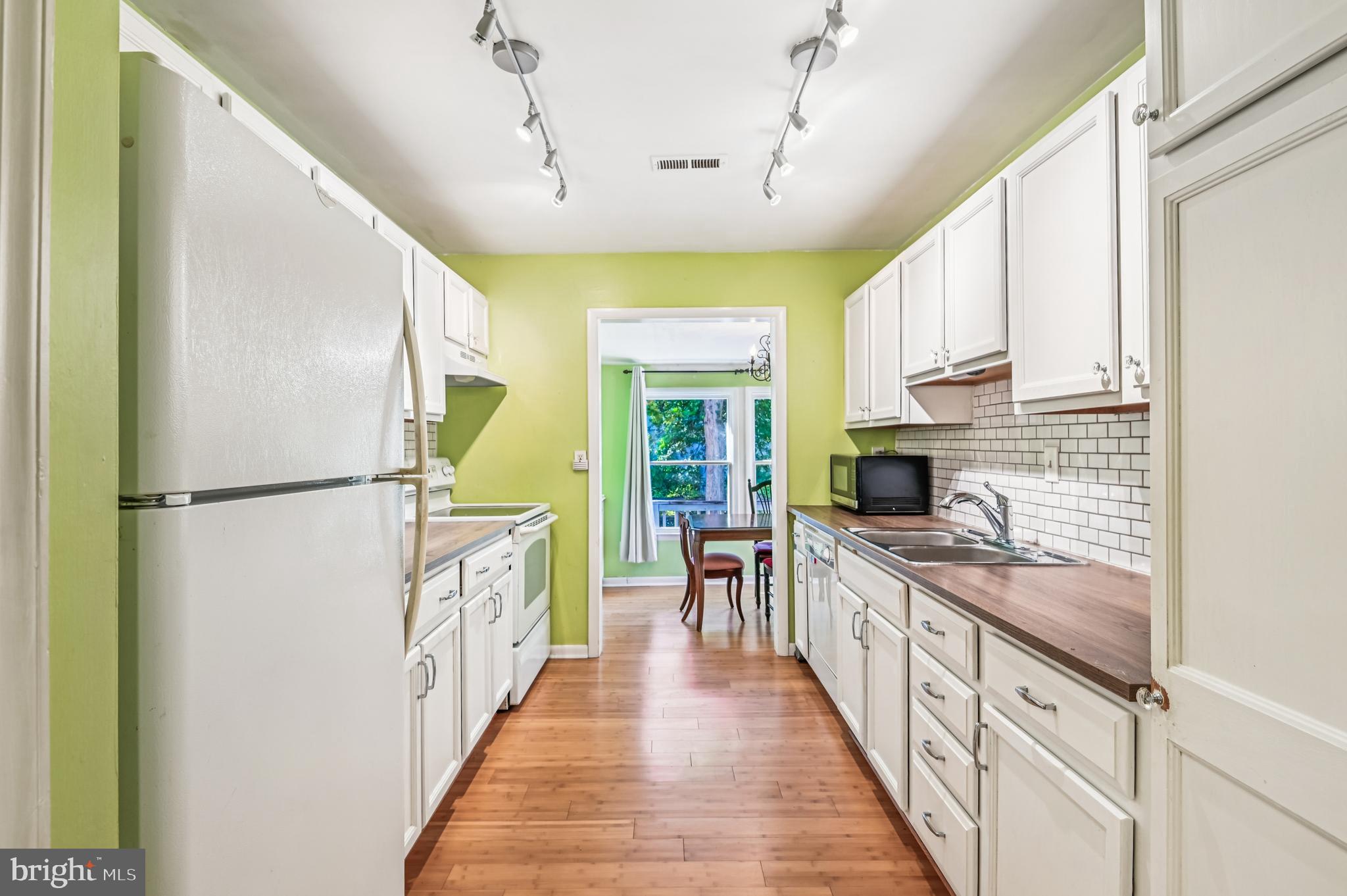575 6th Street Pasadena, MD 21122 - Photo 7 of 38 Bright kitchen