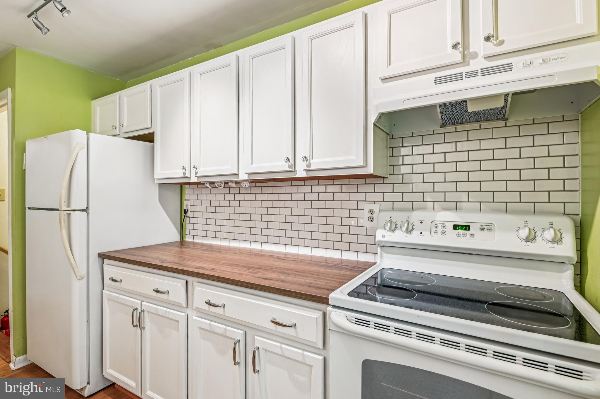 575 6th Street Pasadena, MD 21122 - Photo 9 of 38 Subway tile backsplash