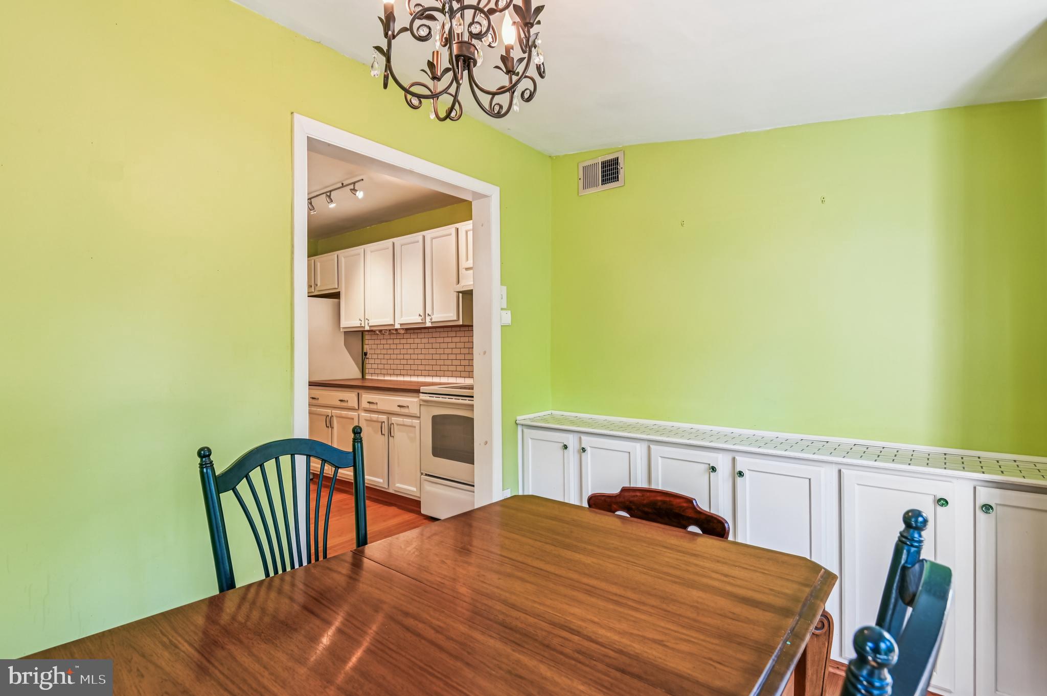575 6th Street Pasadena, MD 21122 - Photo 10 of 38 Dining room off kitchen