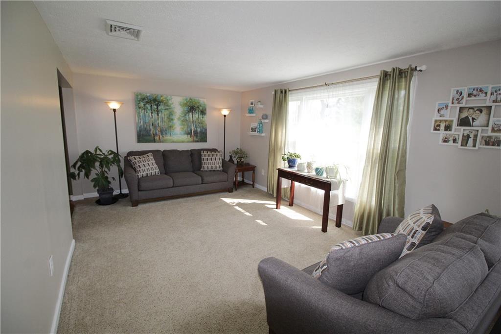 310 Fort Couch Road Pittsburgh, PA 15241 - Photo 3 of 25 Living room.