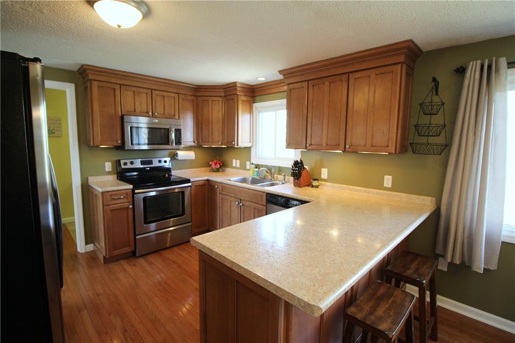 310 Fort Couch Road Pittsburgh, PA 15241 - Photo 5 of 25 Open concept kitchen and dining room.