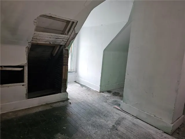 a view of a livingroom with an empty space