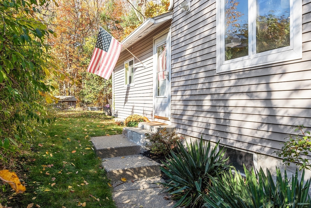 66 Dawson Road Worcester, MA 01602 - Photo 3 of 40 a view of a back yard of the house