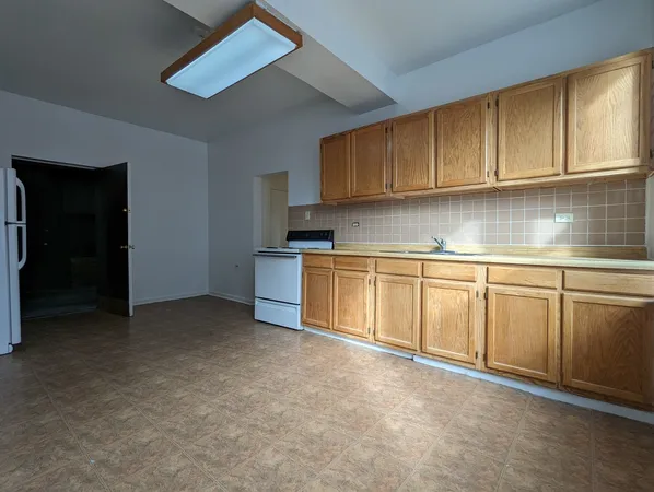 $2,395 | 3145 West Medill Avenue, Unit 1, Chicago, IL 60647