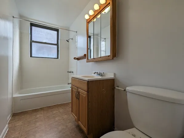 $2,395 | 3145 West Medill Avenue, Unit 1, Chicago, IL 60647