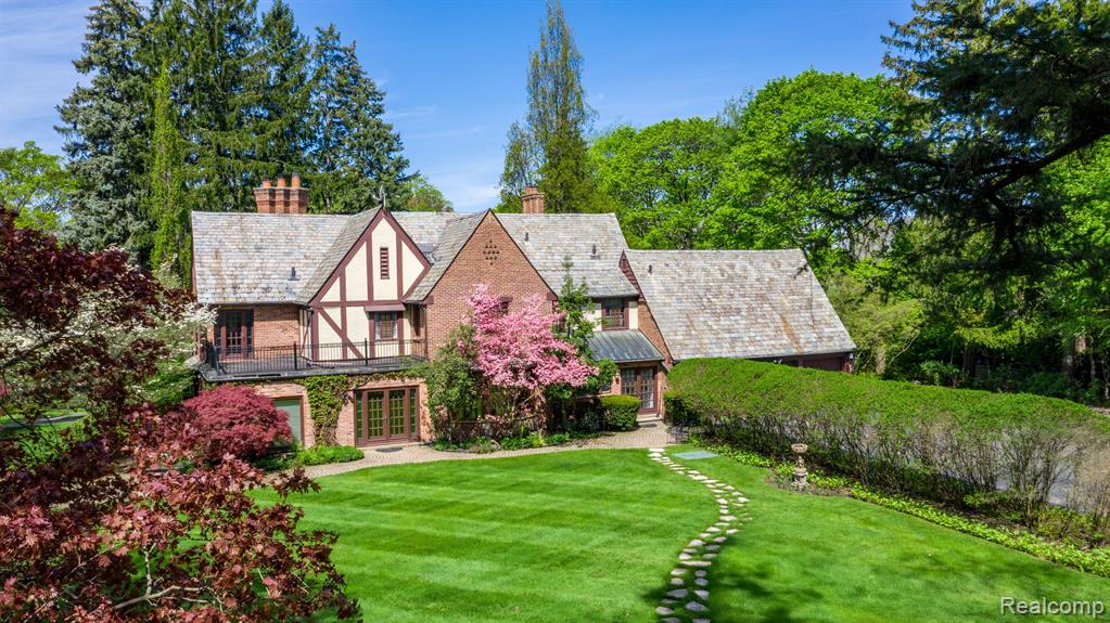 1370 Country Club Road Bloomfield Hills, MI 48304 - Photo 1 of 39 Gallery Image 1