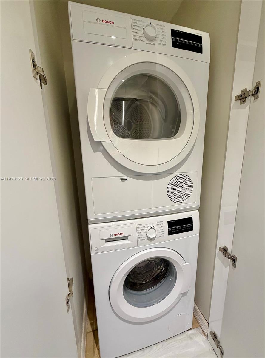 600 Northeast 36th Street, Unit 720 Miami, FL 33137 - Photo 13 of 26 a utility room with dryer and washer