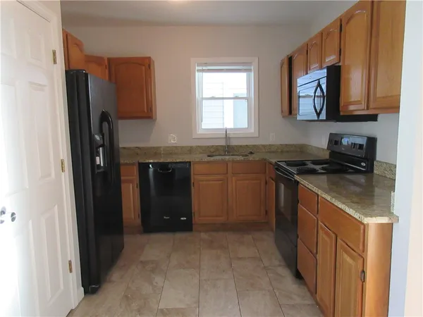 $1,400 | 379 East School Street, Unit 3L, Woonsocket, RI 02895