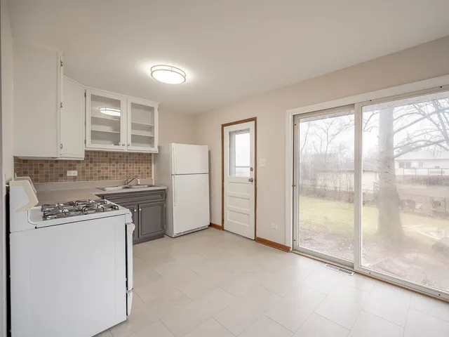 $199,900 | 37 North Cedar Lane, Glenwood, IL 60425