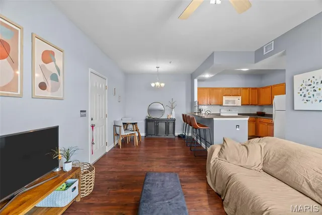 $164,900 | 1239 Garden Cir Drive, Unit I, St. Louis, MO 63125