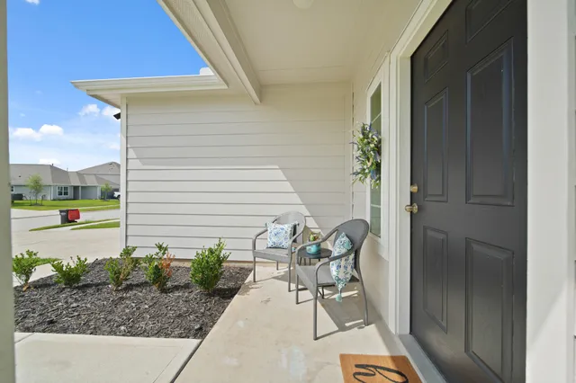 a view of a house with backyard