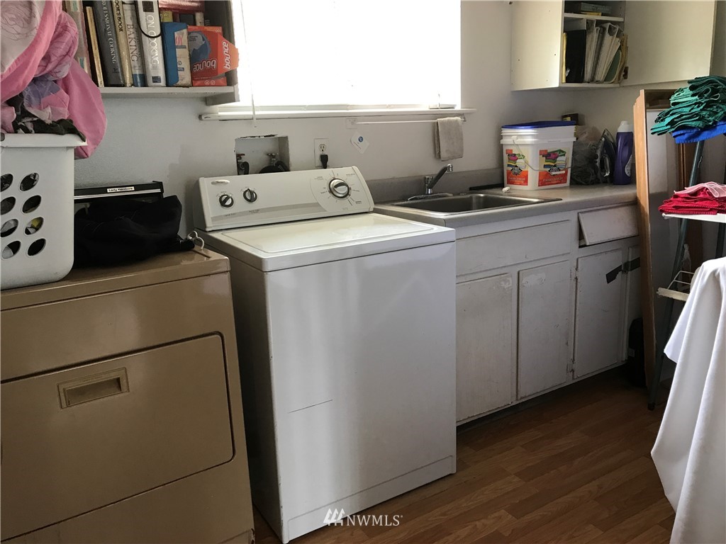 12049 Renton Avenue South Seattle, WA 98178 - Photo 11 of 23 Gallery Image 11