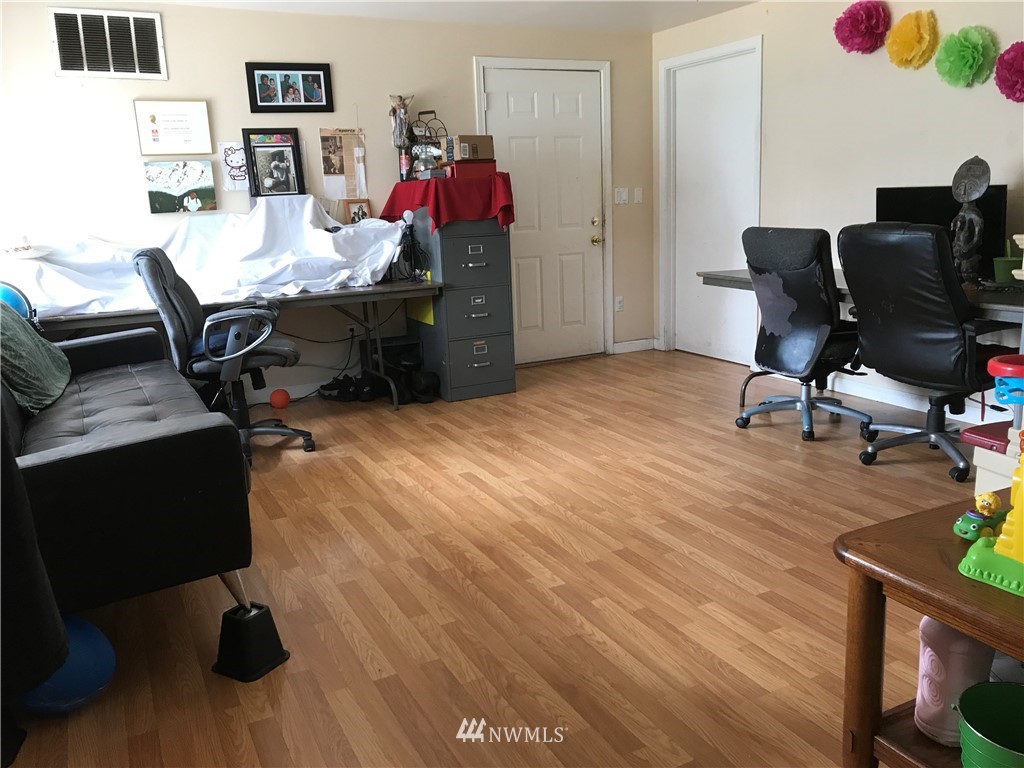 12049 Renton Avenue South Seattle, WA 98178 - Photo 3 of 23 Gallery Image 3