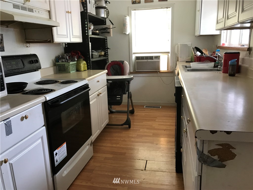 12049 Renton Avenue South Seattle, WA 98178 - Photo 4 of 23 Gallery Image 4