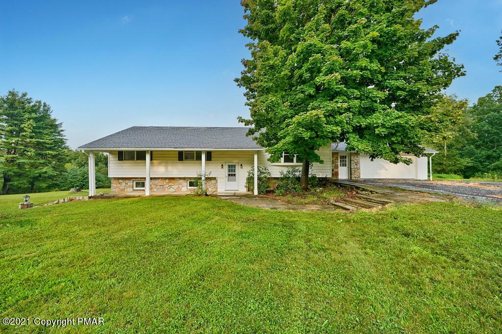 a view of an house with backyard space and garden