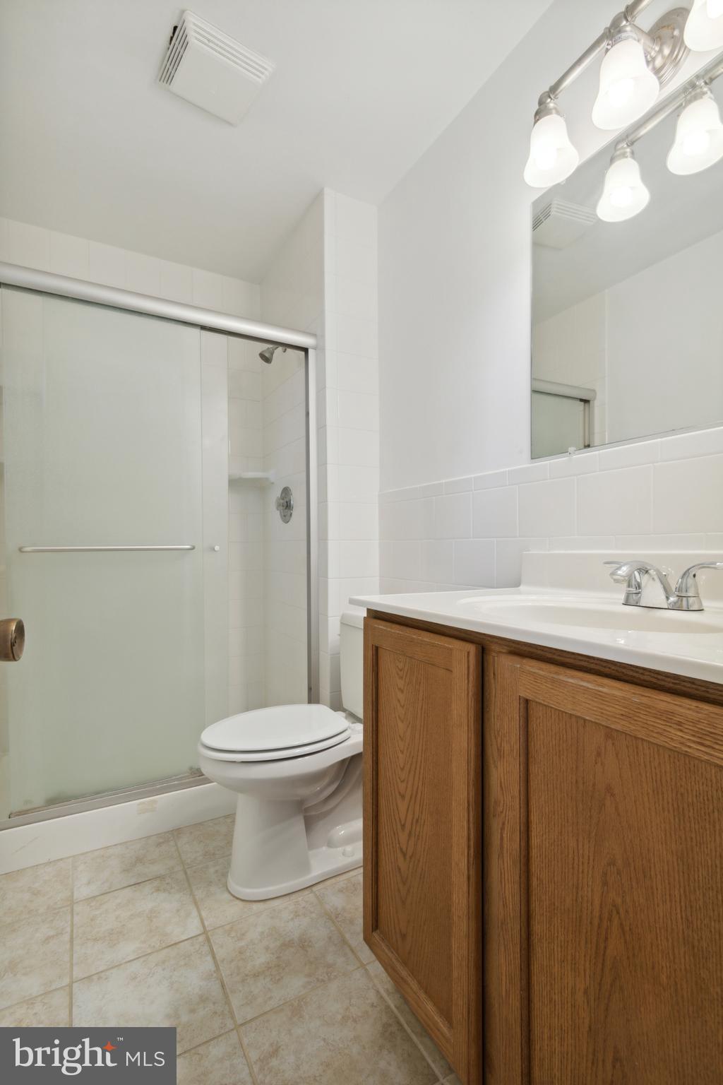 13120 Poplar Tree Road Fairfax, VA 22033 - Photo 19 of 31 Primary Bath