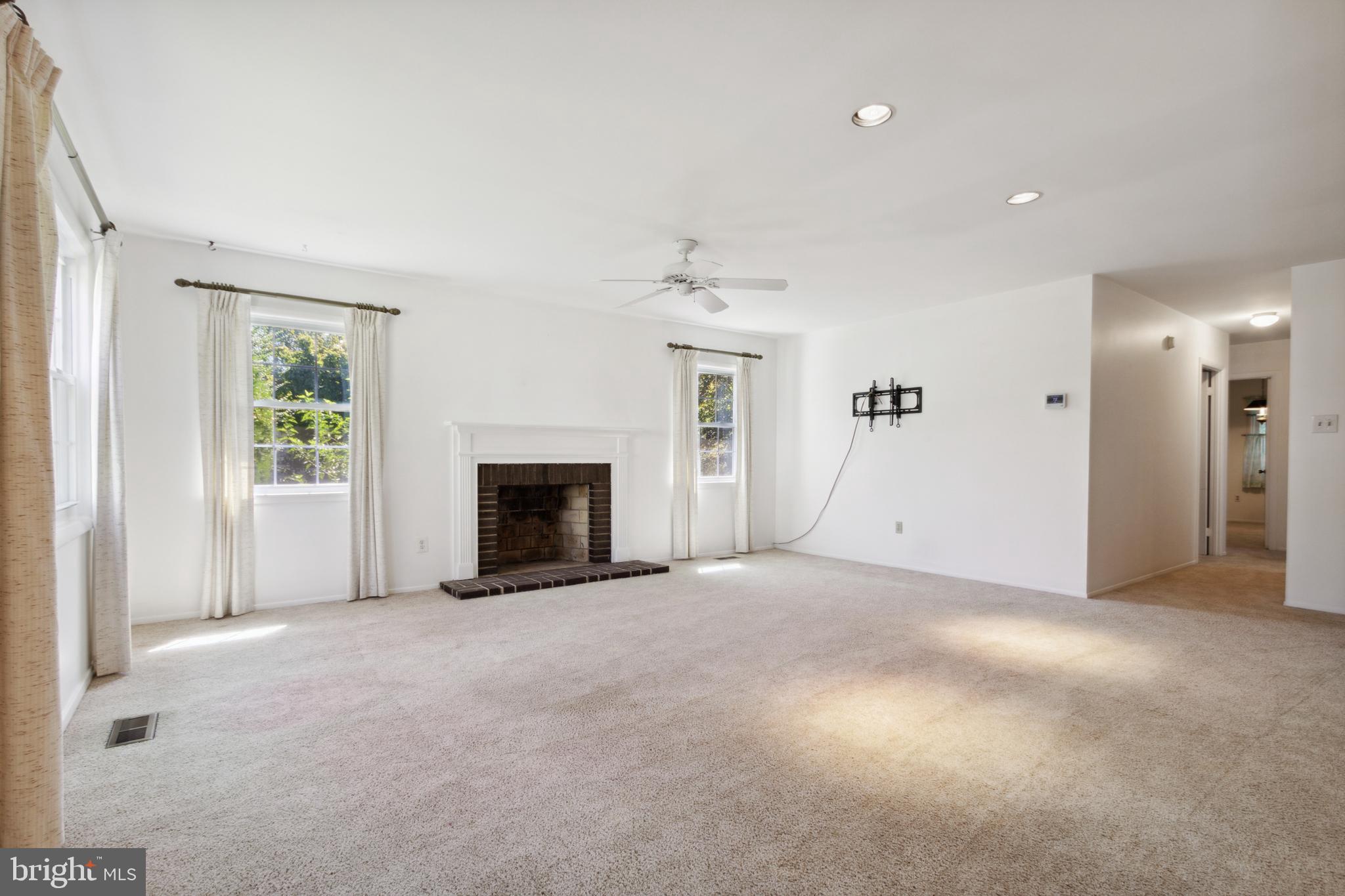13120 Poplar Tree Road Fairfax, VA 22033 - Photo 10 of 31 Living Room