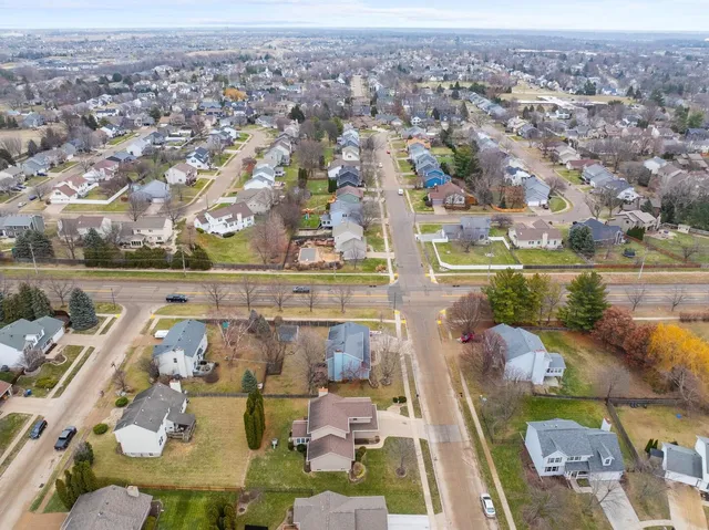 $409,900 | 2328 Hunter Road, Bettendorf, IA 52722