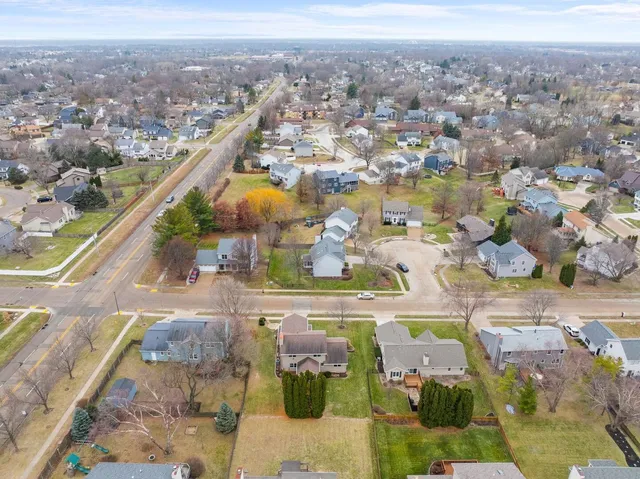 $409,900 | 2328 Hunter Road, Bettendorf, IA 52722