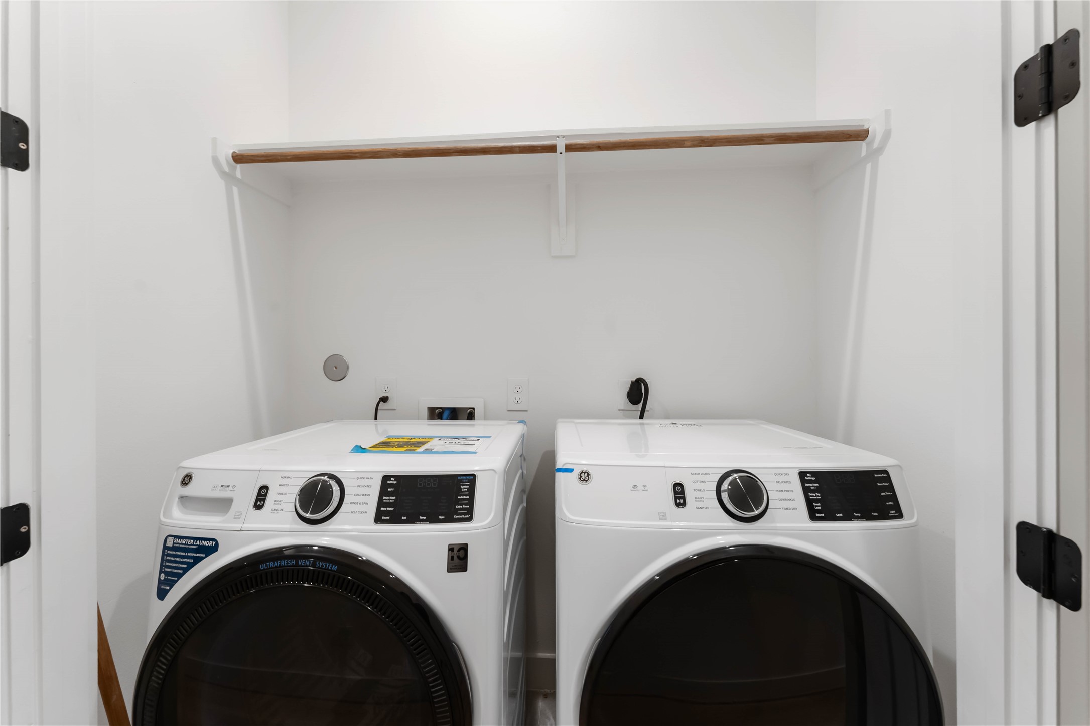 2341 Eagle Street Houston, TX 77004 - Photo 25 of 30 a utility room with dryer and washer