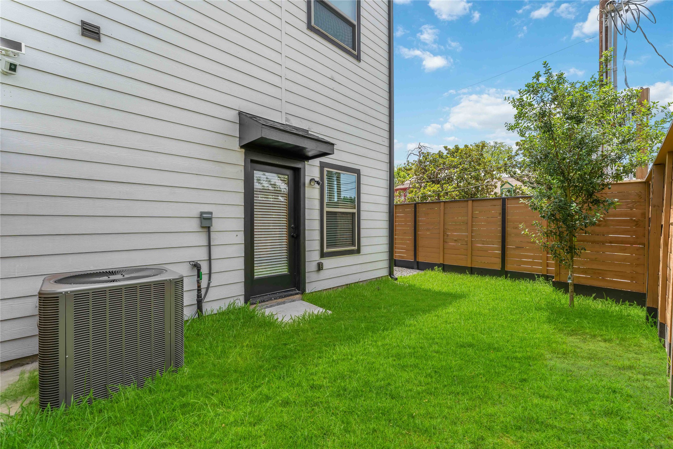 2341 Eagle Street Houston, TX 77004 - Photo 29 of 30 a view of a backyard of the house