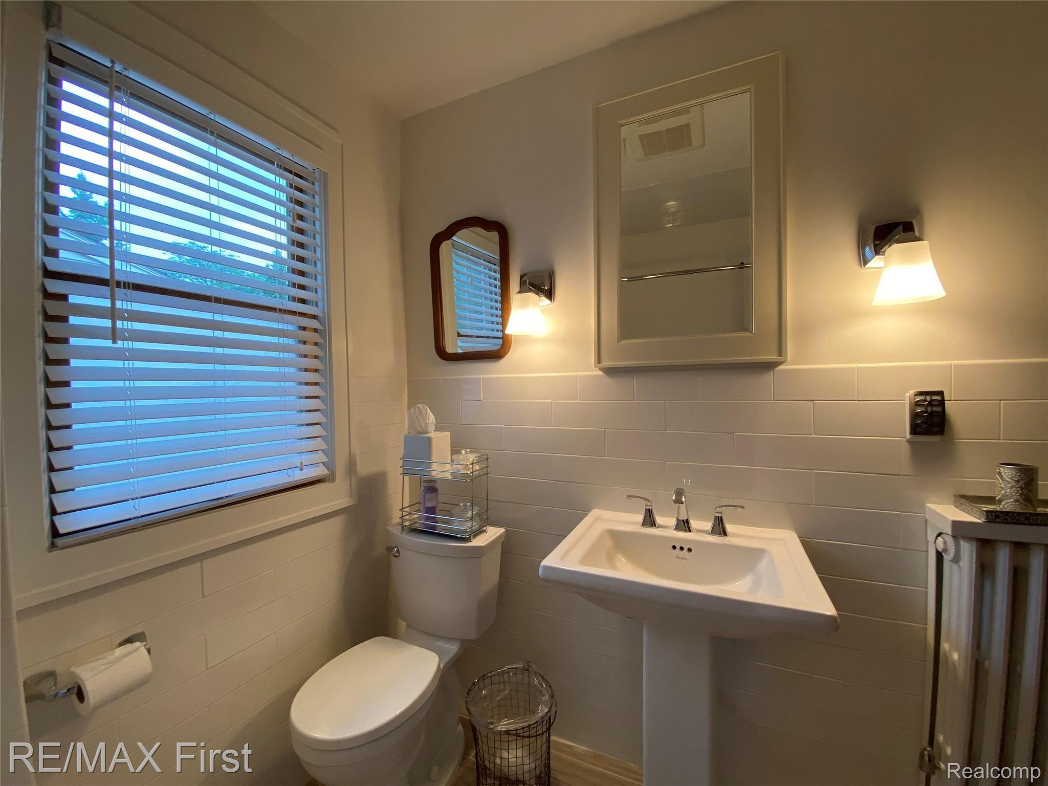 240 Fisher Road Grosse Pointe, MI 48230 - Photo 22 of 54 Bathroom 8.jpg