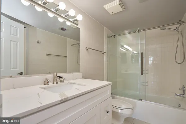 $3,195 | 1800 Old Meadow Road, Unit 1520, McLean, VA 22102