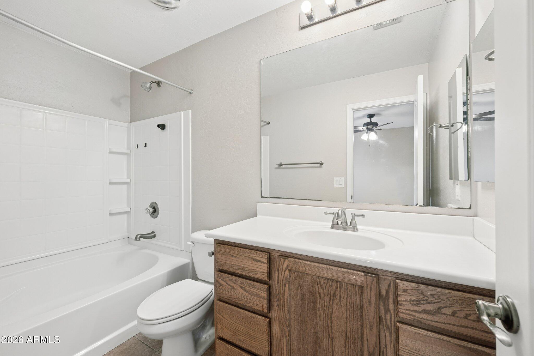 2226 East Fraktur Road Phoenix, AZ 85040 - Photo 12 of 68 Guest bath