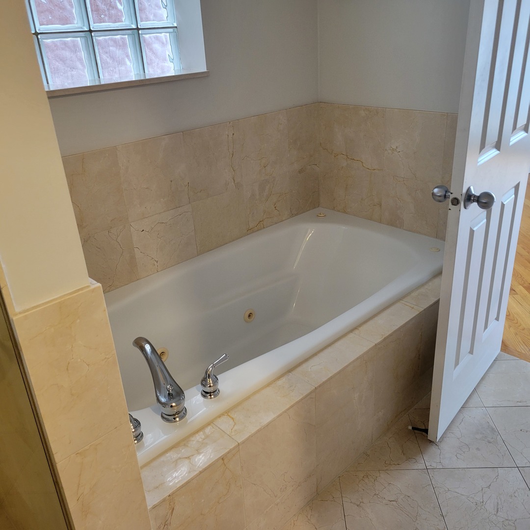 2022 North Wood Street, Unit 3S Chicago, IL 60614 - Photo 13 of 20 a bathroom with a bathtub