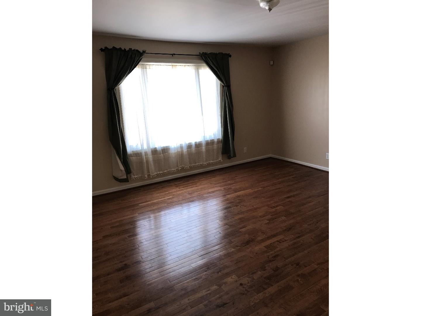 9211-13 State Rd. Philadelphia, PA 19114 - Photo 13 of 21 Living Room