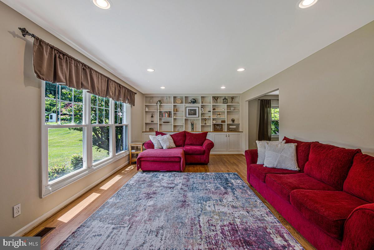 1008 Timber Trail Road Baltimore, MD 21286 - Photo 7 of 47 Bright and inviting living space.
