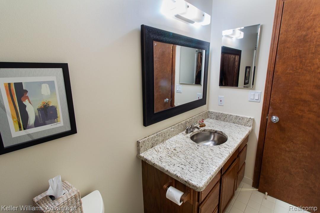 991 Dressler Lane Rochester, MI 48307 - Photo 18 of 36 DresslerLn_991_FullBathA_02.jpg