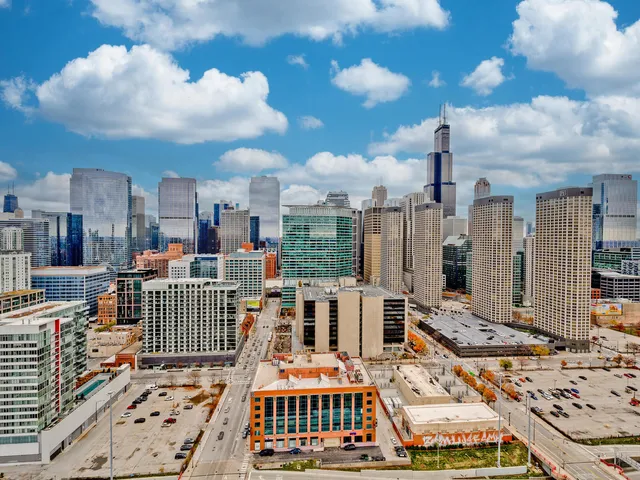 $650,000 | 737 West Washington Boulevard, Unit 3003, Chicago, IL 60661