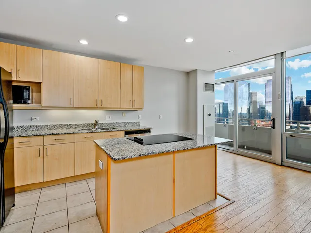 $650,000 | 737 West Washington Boulevard, Unit 3003, Chicago, IL 60661