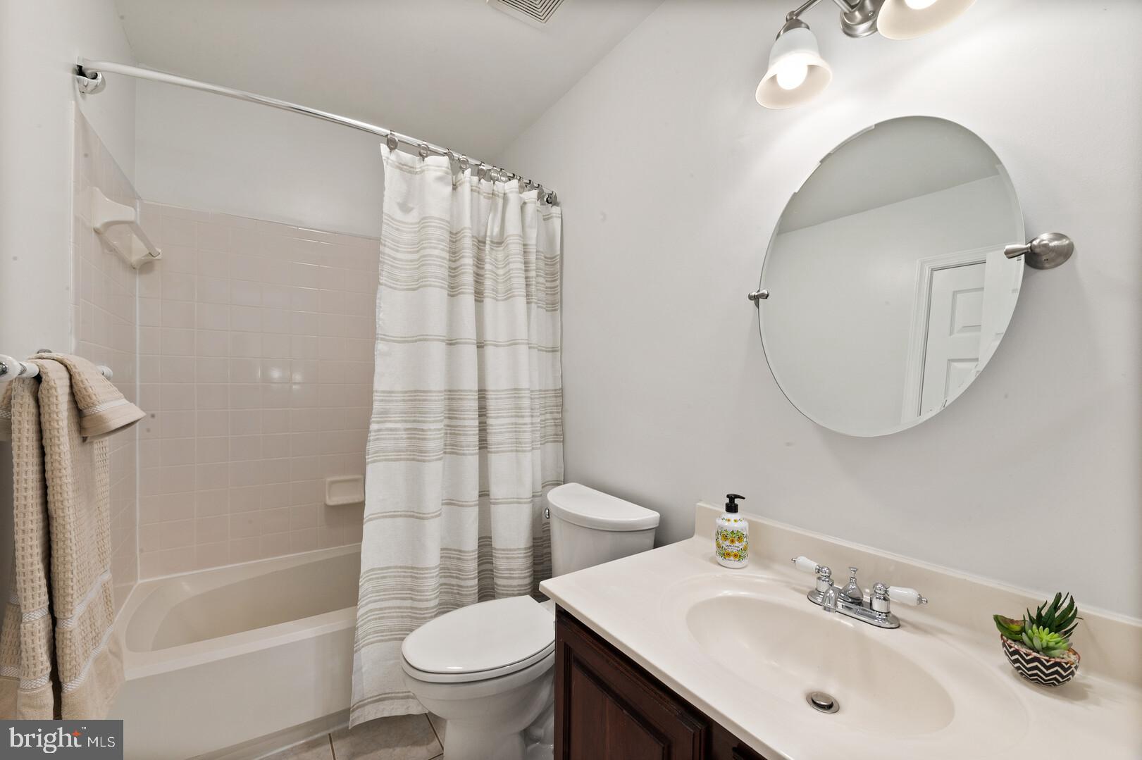 44099 Rising Sun Terrace Ashburn, VA 20147 - Photo 23 of 52 Full Hall Bath