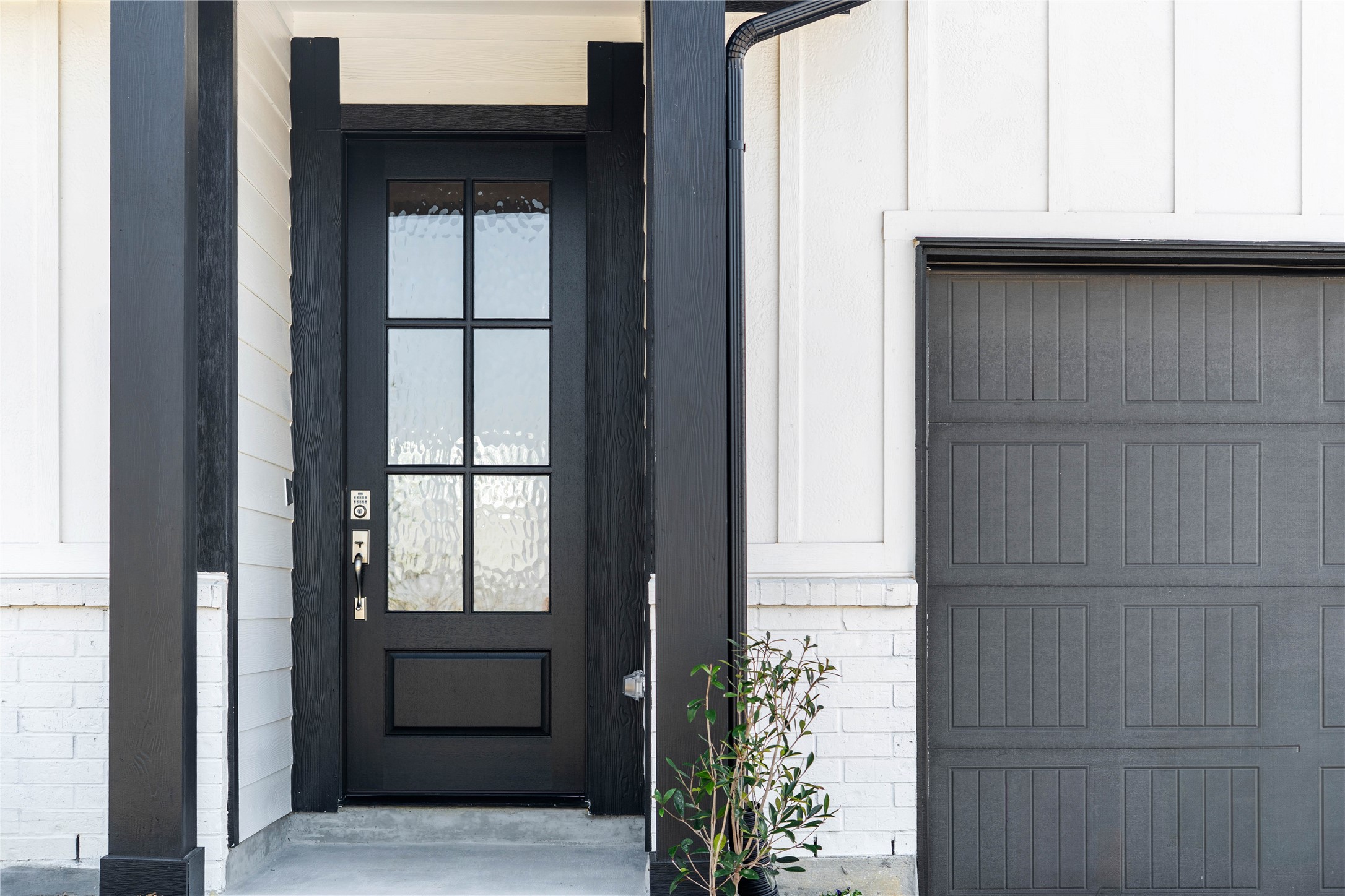 19657 Montgomery Rdg Way Montgomery, TX 77316 - Photo 5 of 49 Exceptional curb appeal defines this residence. It features a bold matte black six-lite door with glass panes making it the focal point for this modern farmhouse entryway.