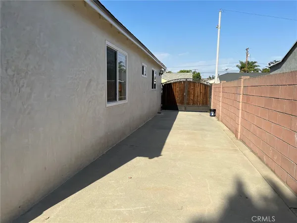 a view of front a house with a yard