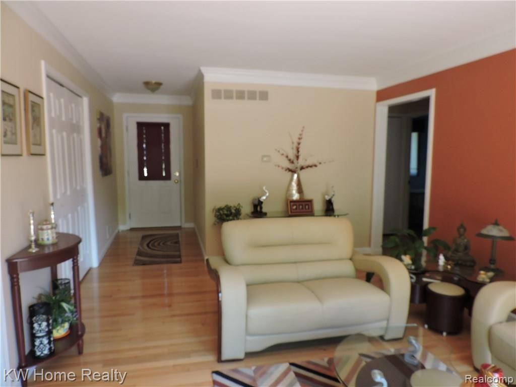 33685 Bostwick Place Farmington Hills, MI 48335 - Photo 4 of 29