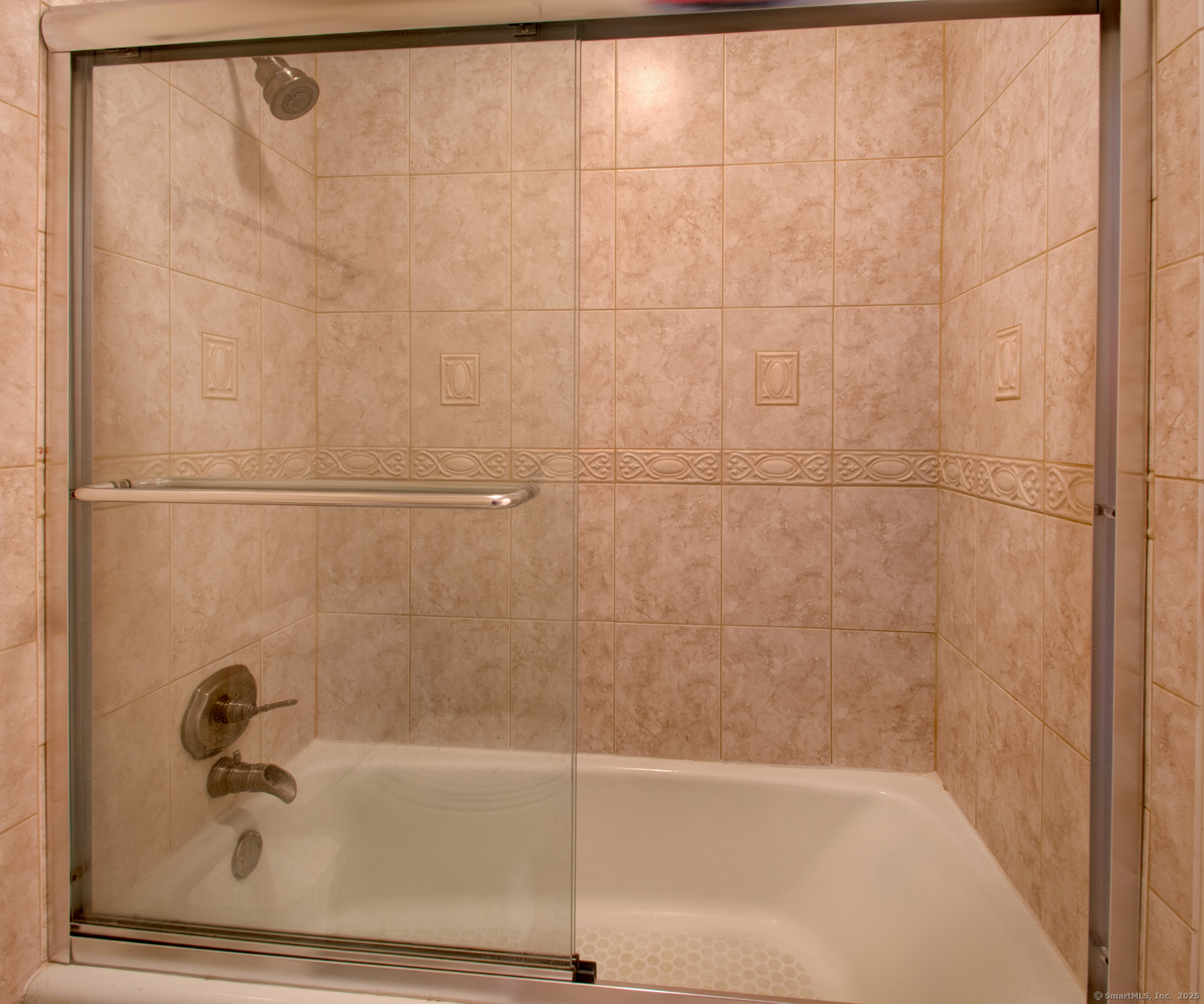 184 Gravel Street, Unit 26 Meriden, CT 06450 - Photo 23 of 27 a bathroom with a bathtub