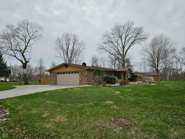 $425,000 | 2211 West 600 South, Anderson, IN 46013