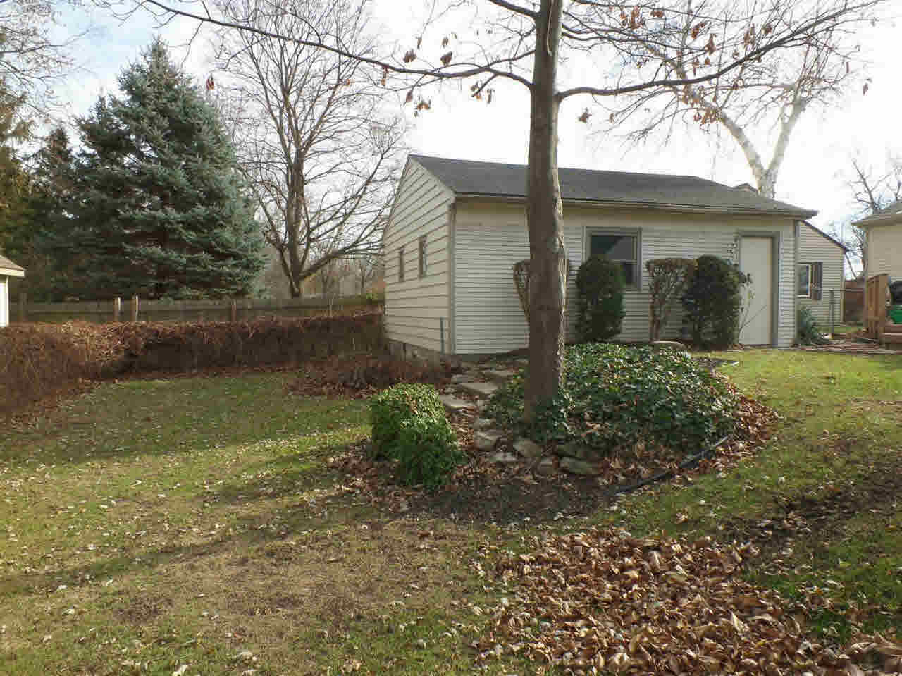 908 West Silver Lake Road Fenton, MI 48430 - Photo 8 of 30 21393091-7.JPG
