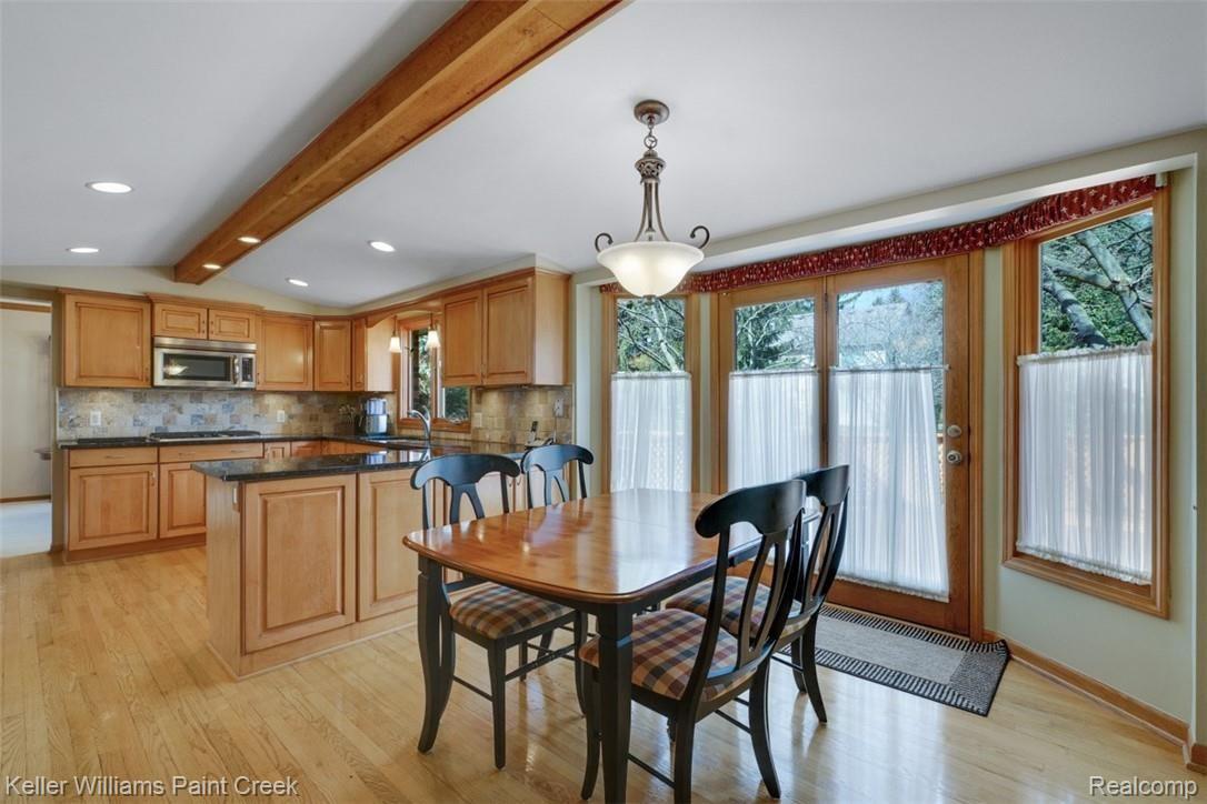 3098 Baypoint Drive Rochester, MI 48309 - Photo 14 of 32 Large Eating area with Bay Window leading out to the outdoor deck. The vaulted ceiling makes this Kitchen feel so spacious and open.