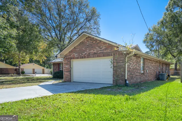 a view of a house with a yard