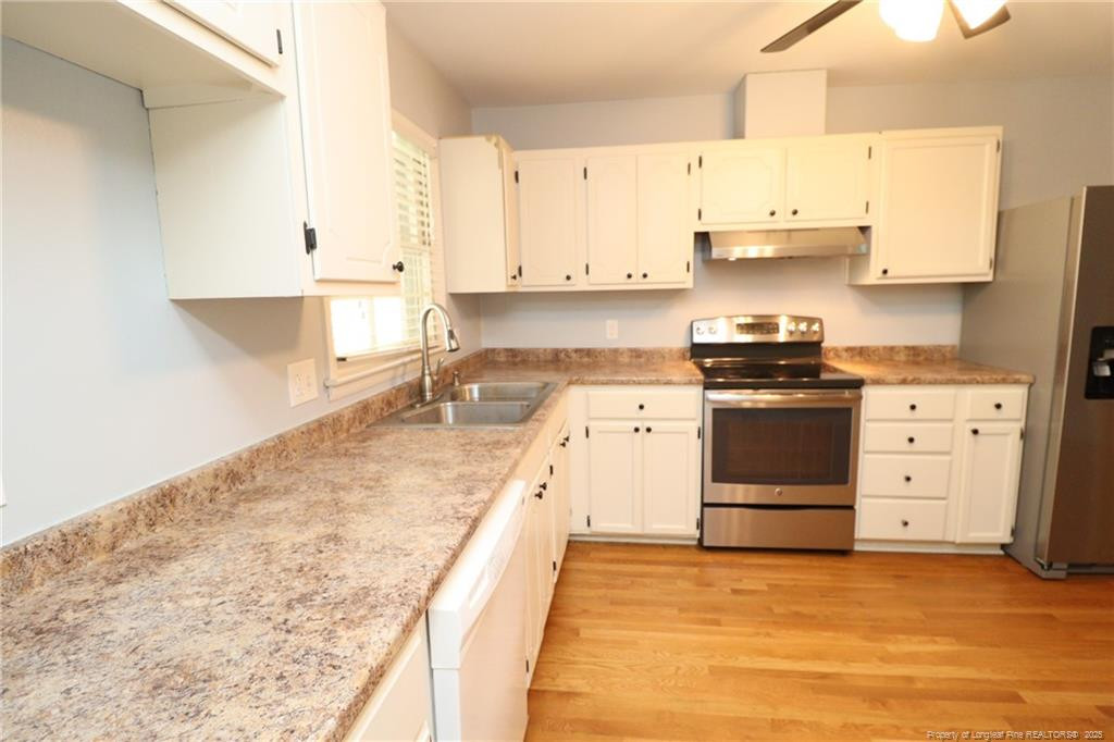 4909 Auburn Road Raleigh, NC 27609 - Photo 9 of 33 a kitchen with a stove a sink and a refrigerator
