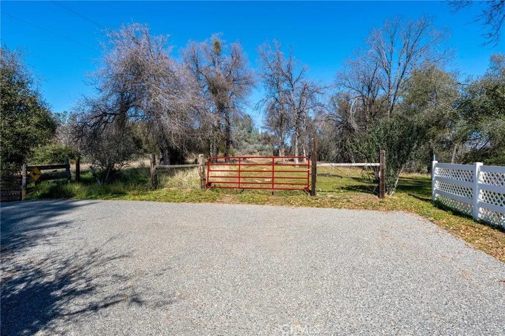 0 N/a Coarsegold, CA 93614 - Photo 1 of 19 a view of a park with large trees