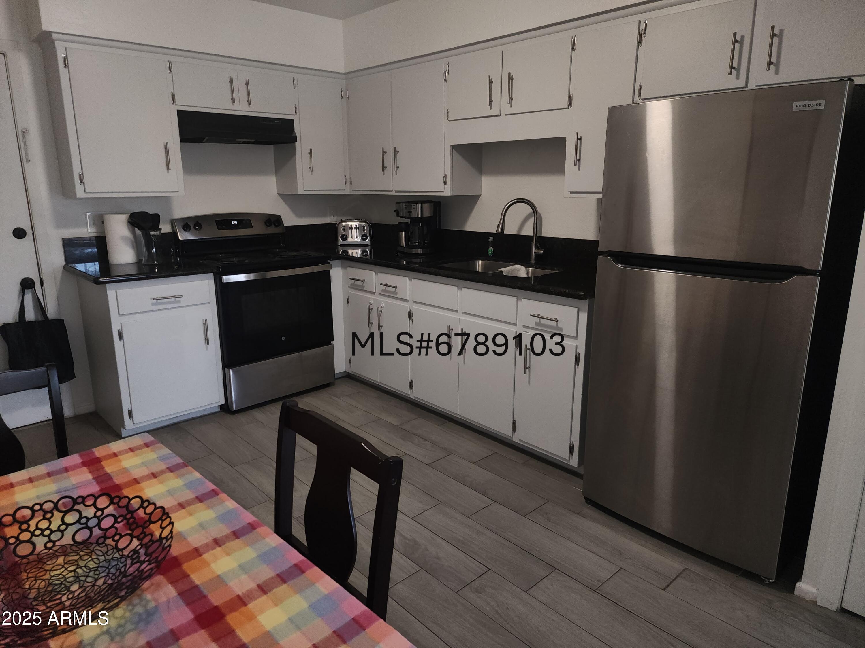 2001 West Turney Avenue, Unit 6 Phoenix, AZ 85015 - Photo 2 of 7 Kitchen