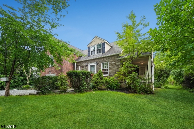 219 Ashland Road Summit, NJ 07901 - Photo 3 of 19 Gallery Image 3