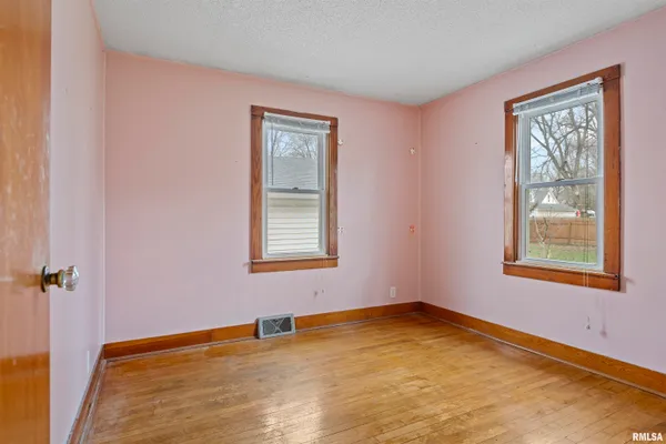 $185,000 | 213 East McManus Street, Buffalo, IL 62515